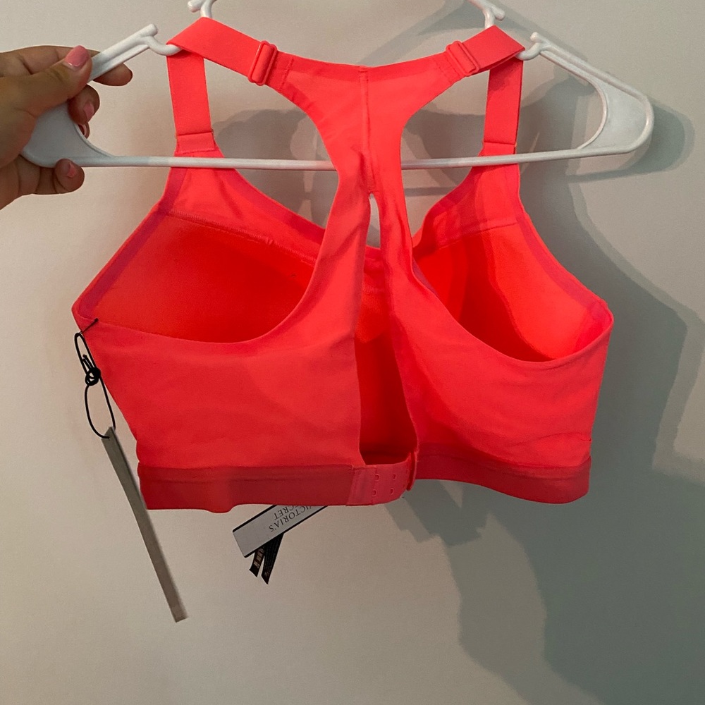 Victoria Secret Sports Bra. NWT